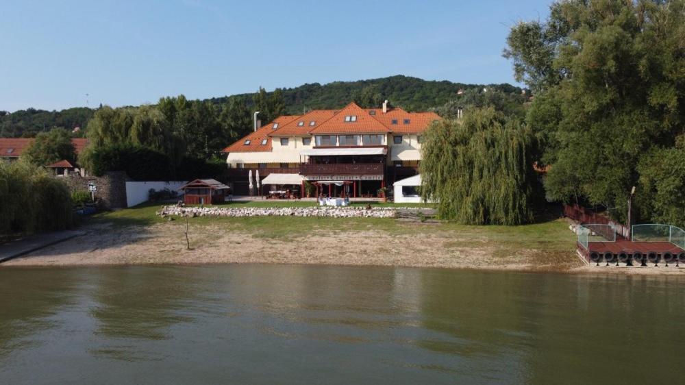 Camelot Club Hotel Вац Екстер'єр фото