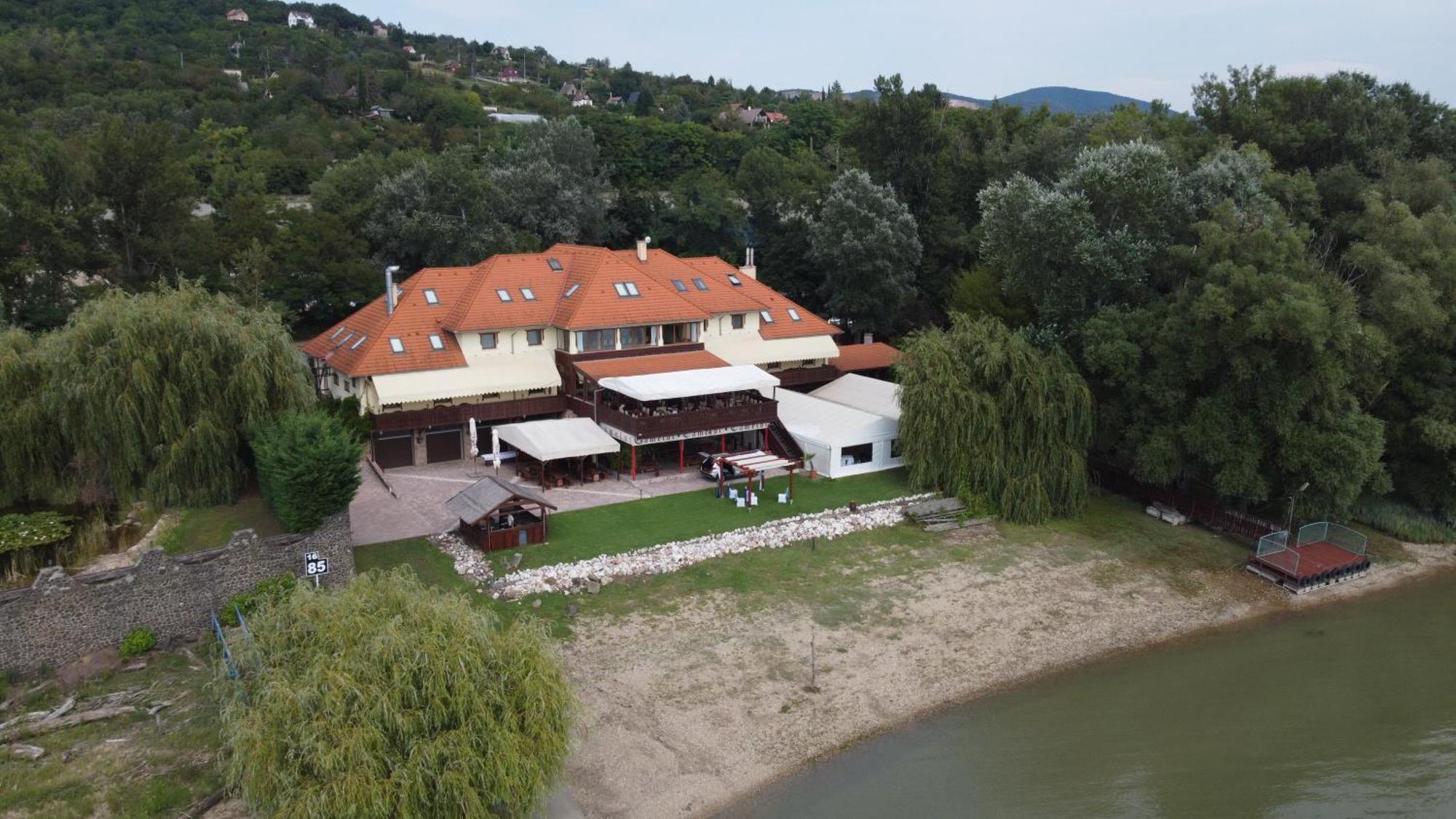 Camelot Club Hotel Вац Екстер'єр фото